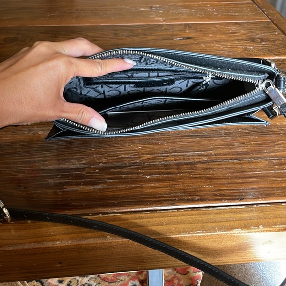 Calvin. Klein crossbody purse that has an extra strap to be a handbag - Picture 6 of 6